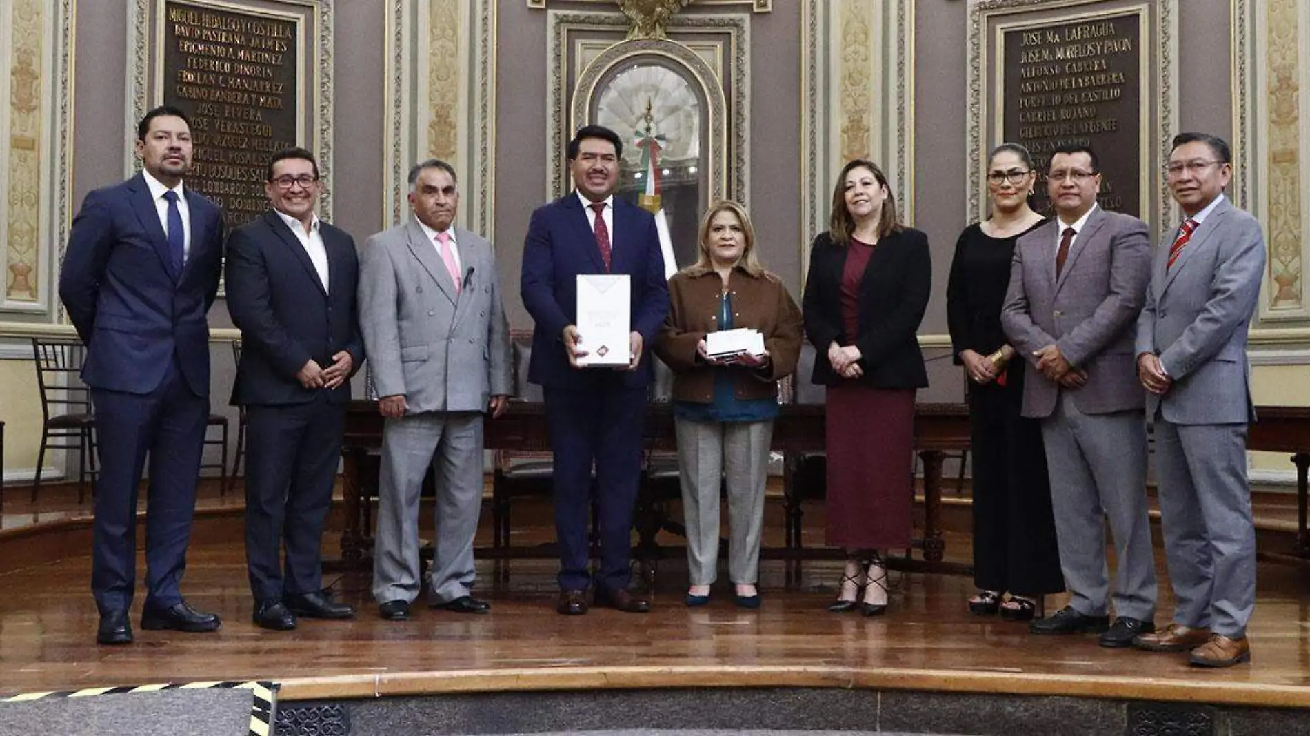 El secretario de Gobernación estatal, Javier Aquino Limón, al presentar la iniciativa del paquete fiscal 2025